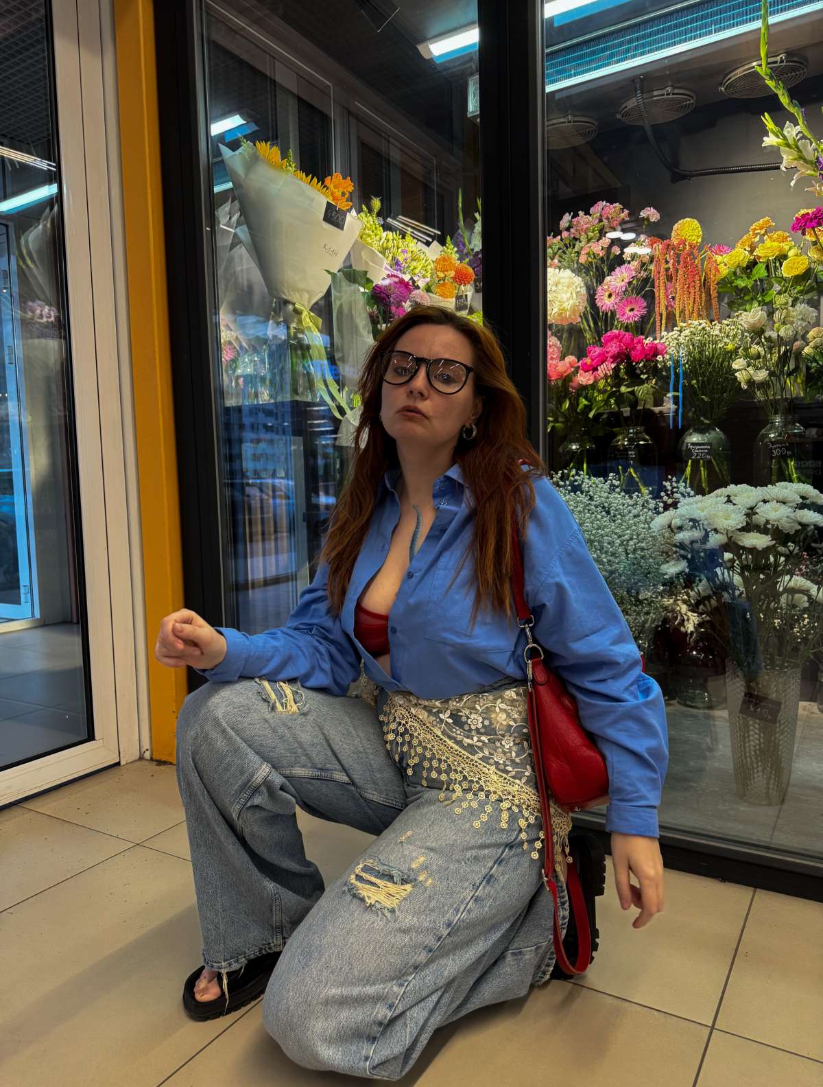 foto com cor. street style em vermelho e azul - metrópoles