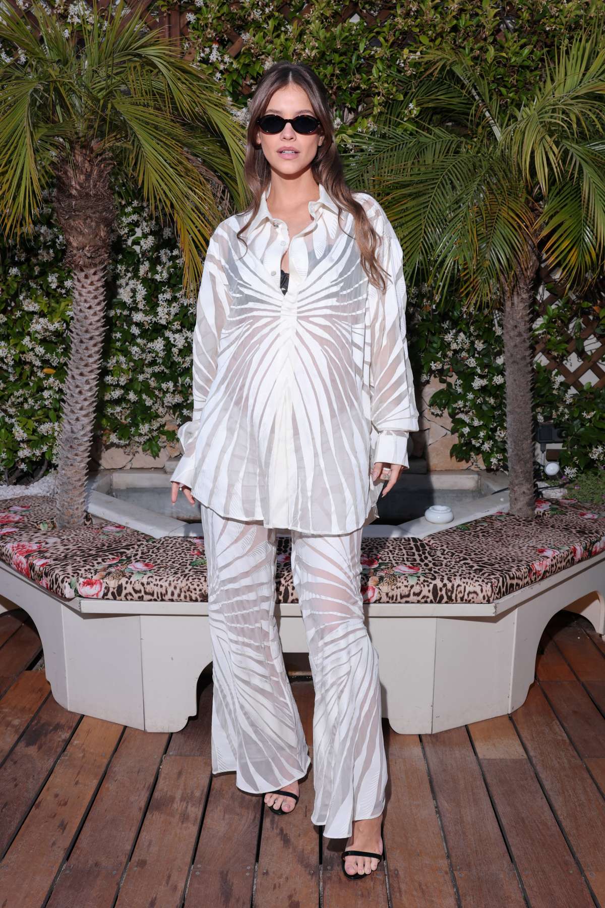 foto com cor. Modelo Barbara Palvin - metrópoles
