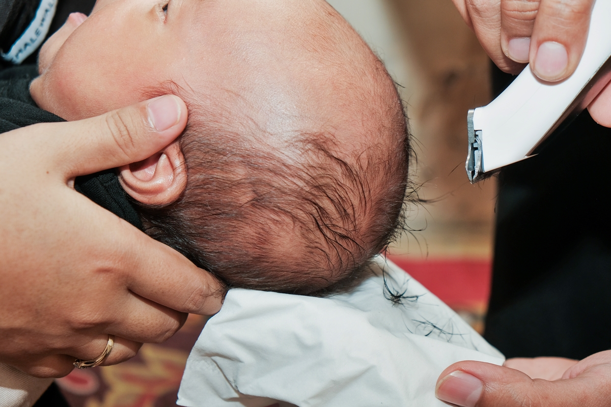 Raspar o Cabelo de Bebês: Mitos e Riscos Envolvidos na Prática