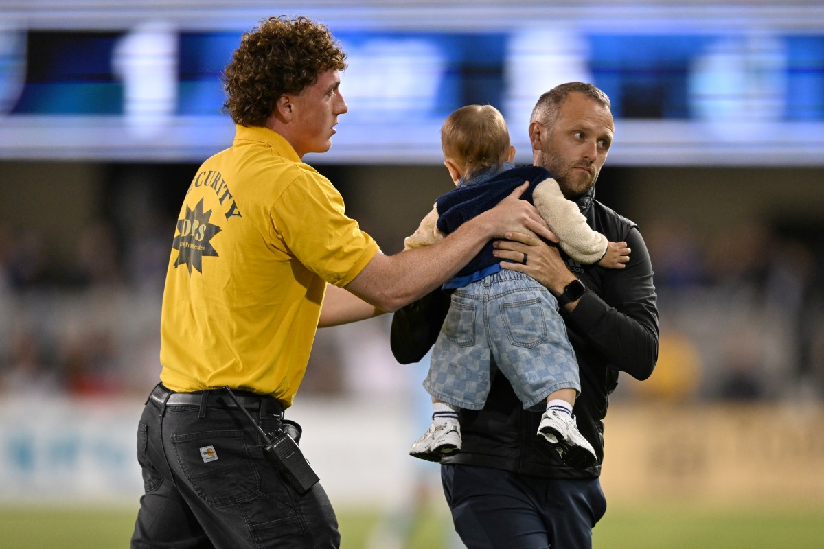 Bebê invade gramado e chama atenção em partida da MLS - QTU Questões do Universo
