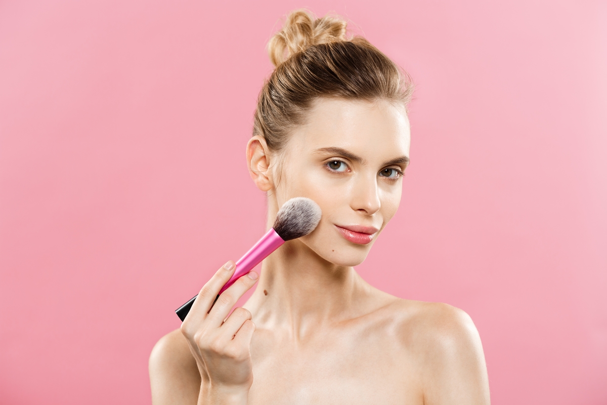 Anti-blush: tendência de beleza pede visual natural e menos “chinelada”