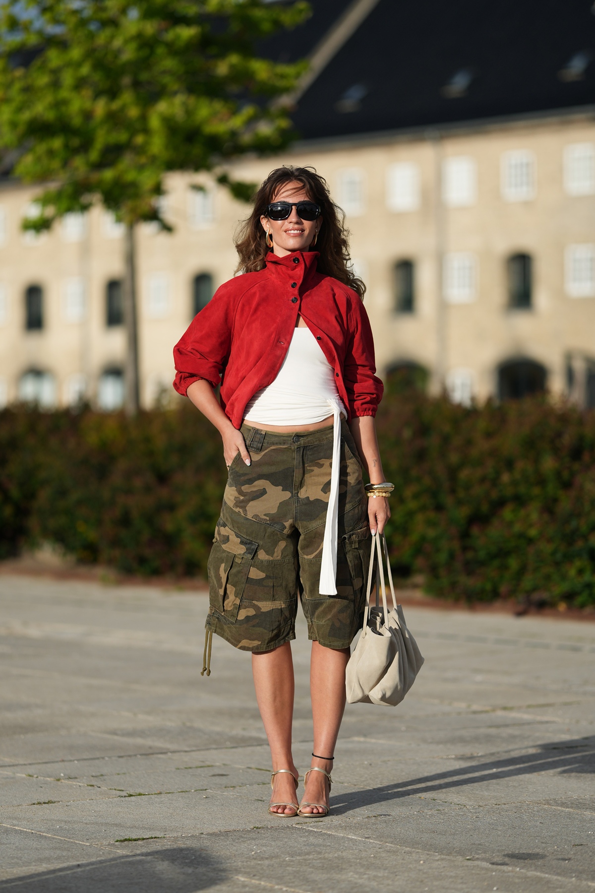 foto com cor. look com bermuda - metrópoles