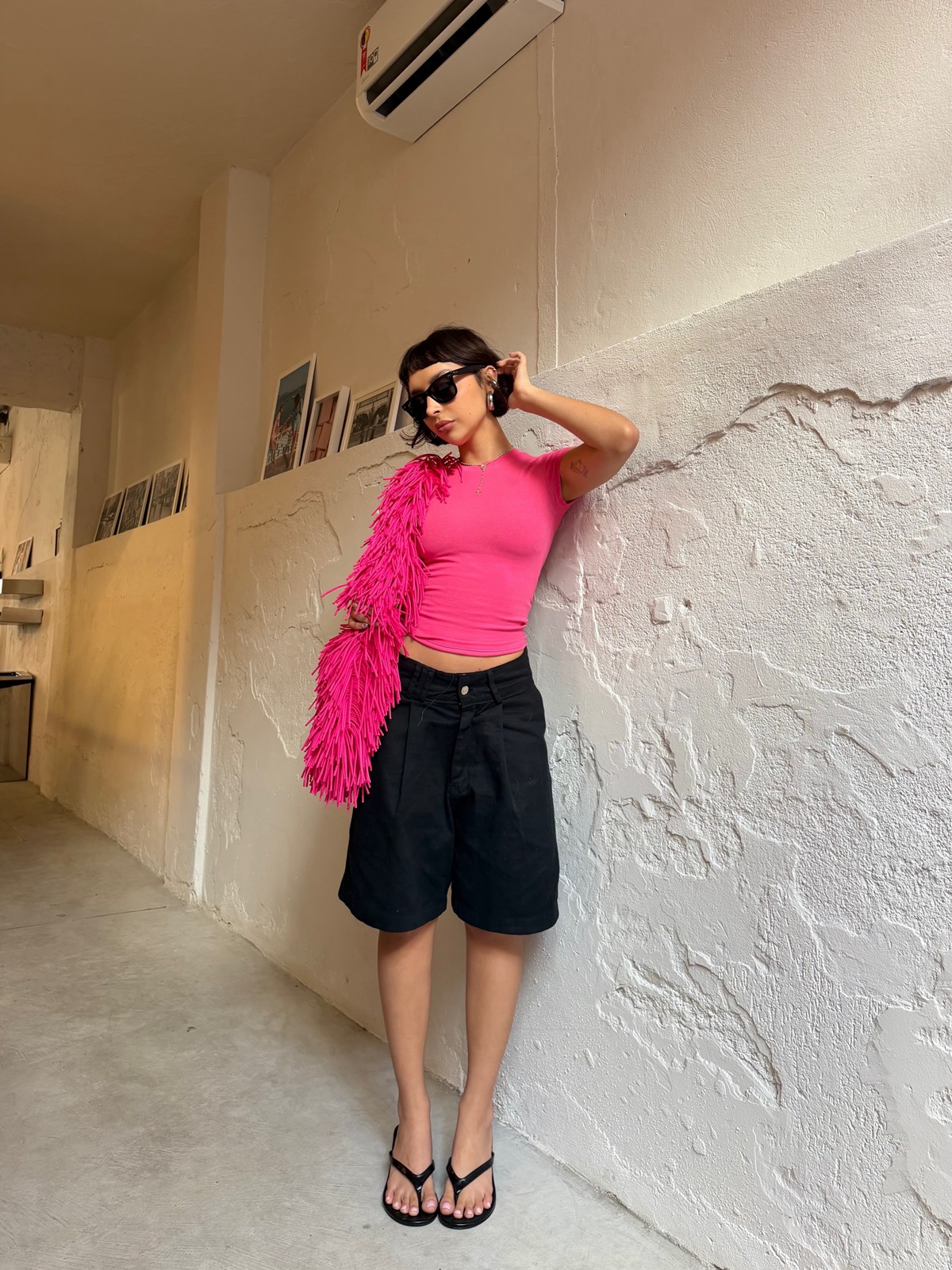 foto com cor. look com bermuda - metrópoles