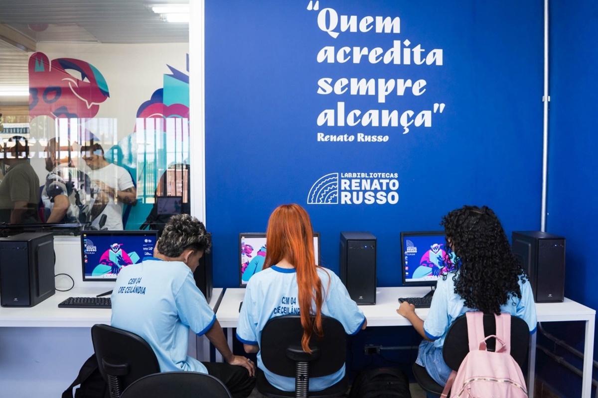 Mãe de Renato Russo participa de entrega de biblioteca em tributo ao cantor