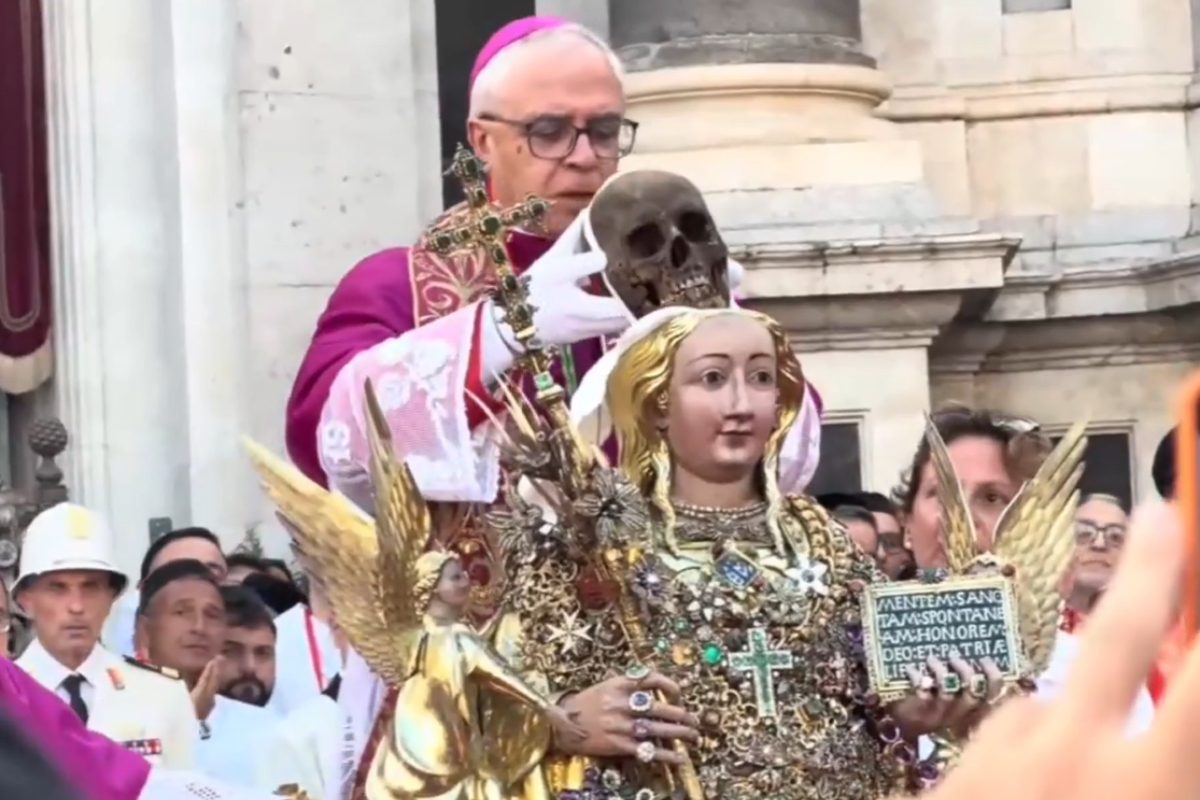 Bispo beija crânio de santa morta há quase 2 mil anos na Itália