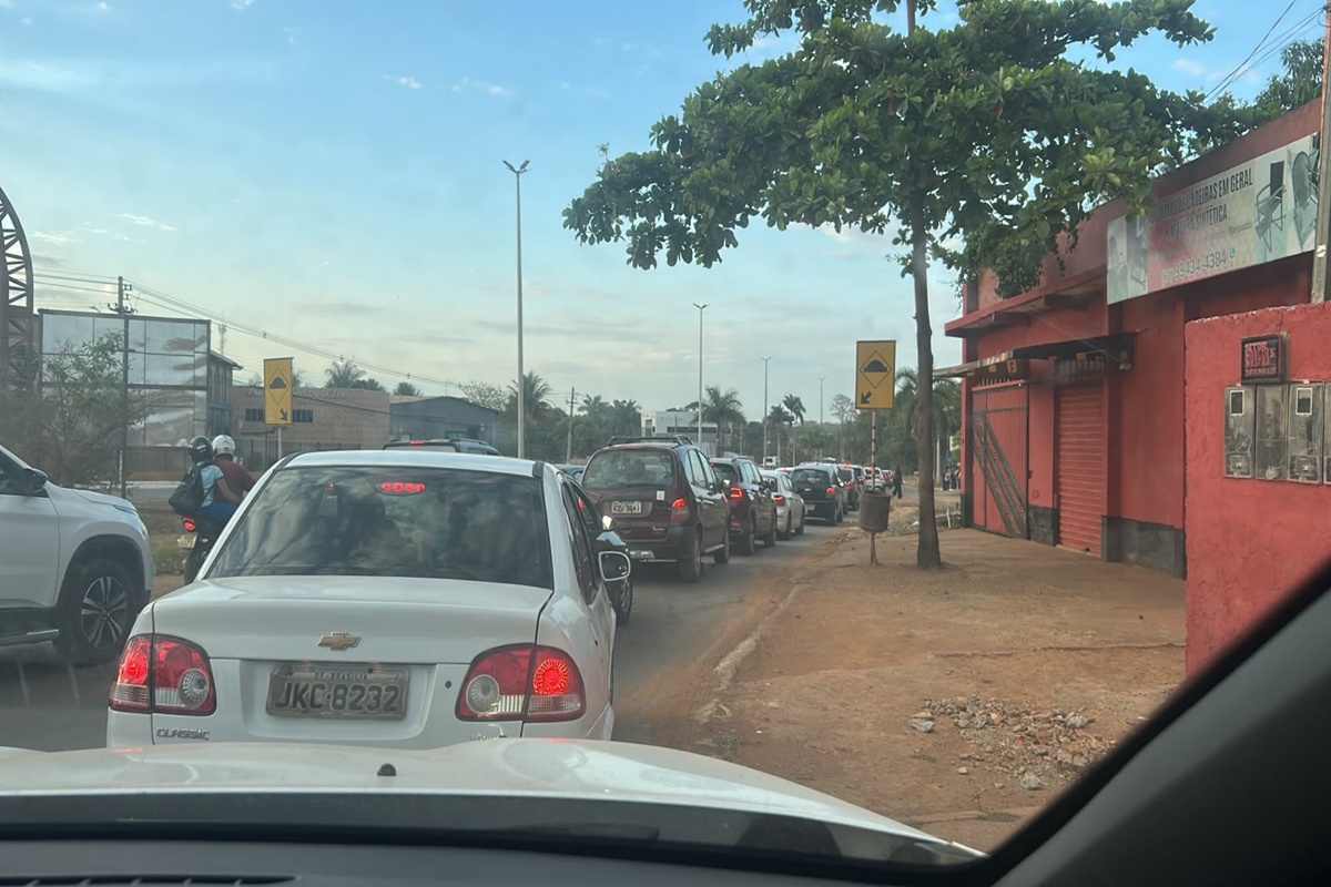 Interdição na BR-020 Gera Congestionamento Após Acidente com Carreta