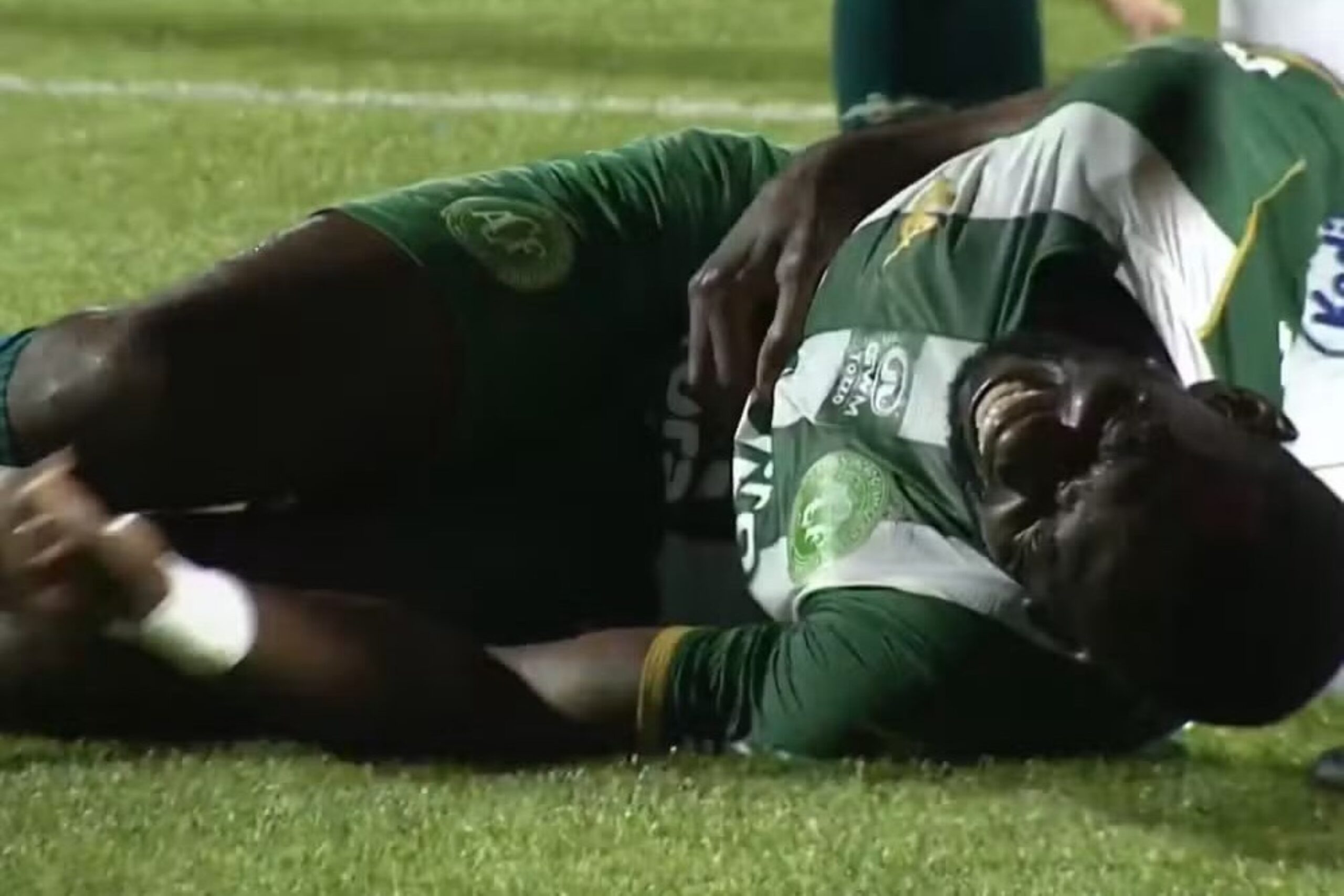 Bolasie é internado com lesão no pâncreas após choque em jogo - QTU Questões do Universo