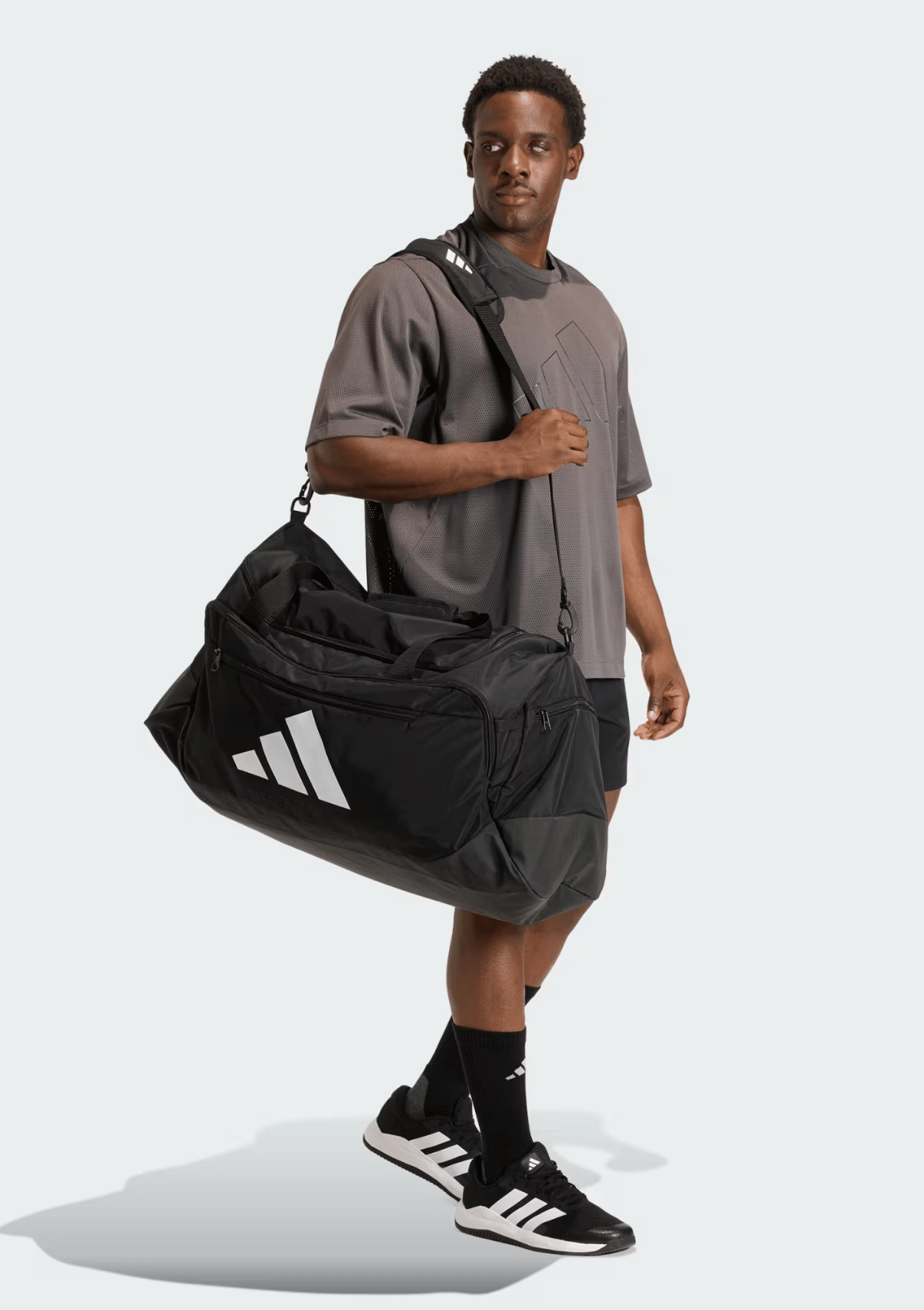 foto com cor. bolsa duffel adidas - metrópoles