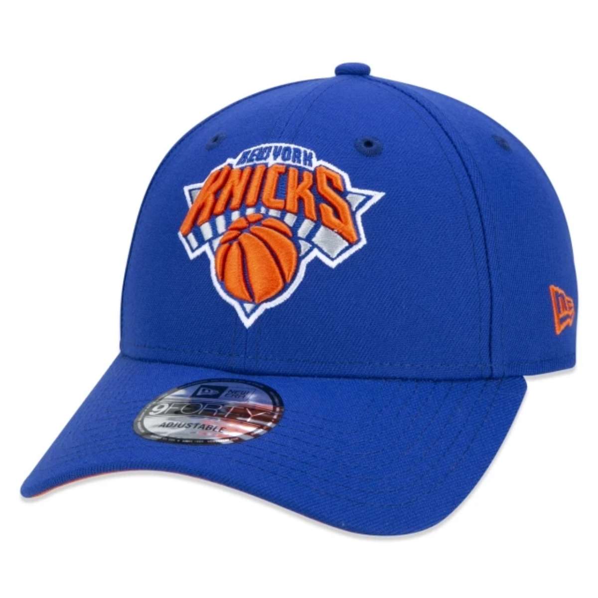 foto com cor. Boné dos Knicks - metrópoles