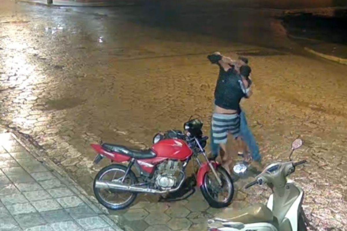 Homem atira e chuta cabeça do ex da namorada durante briga por ciúme