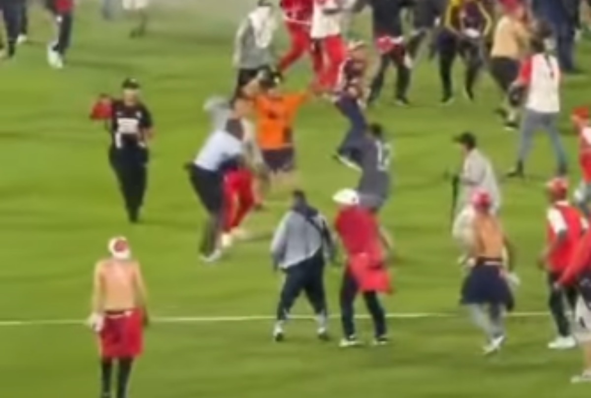 Briga entre torcidas interrompe jogo do Campeonato Colombiano - QTU Questões do Universo
