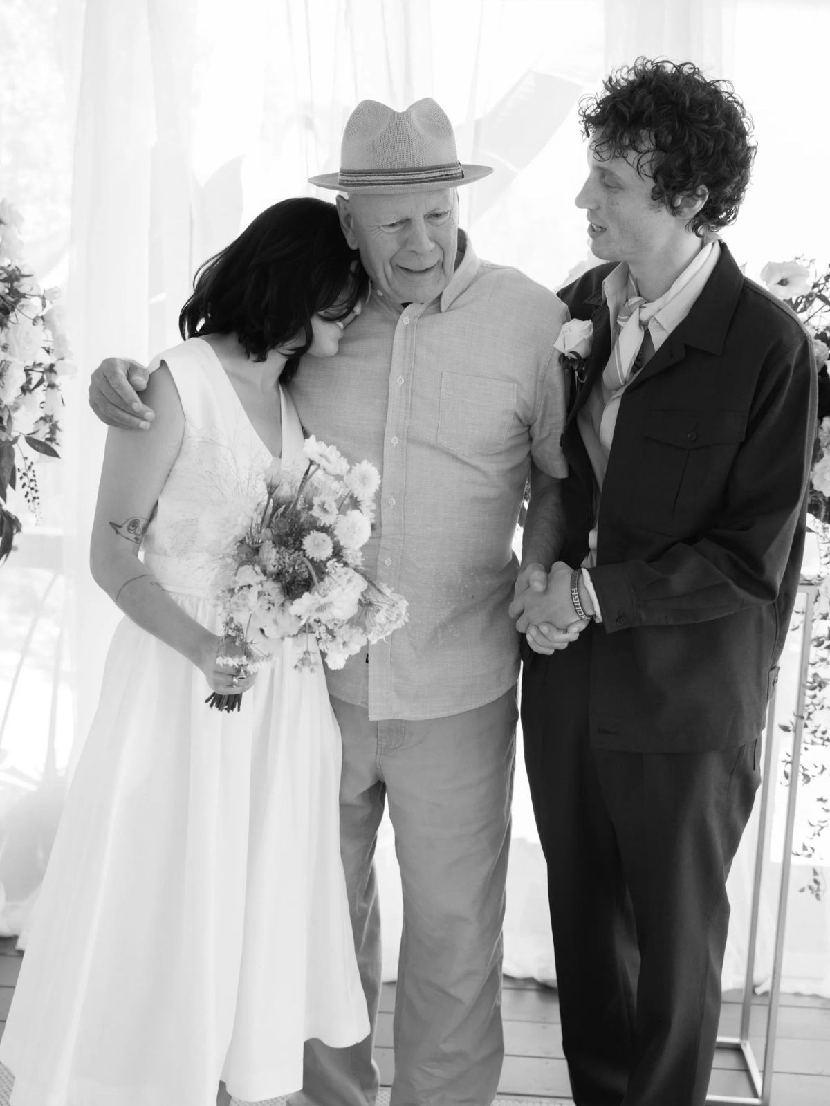 Diagnosticado com demência frontotemporal (DFT), Bruce Willis marcou presença no casamento da filha Tallulah Willis, em 8 de agosto - Metrópoles