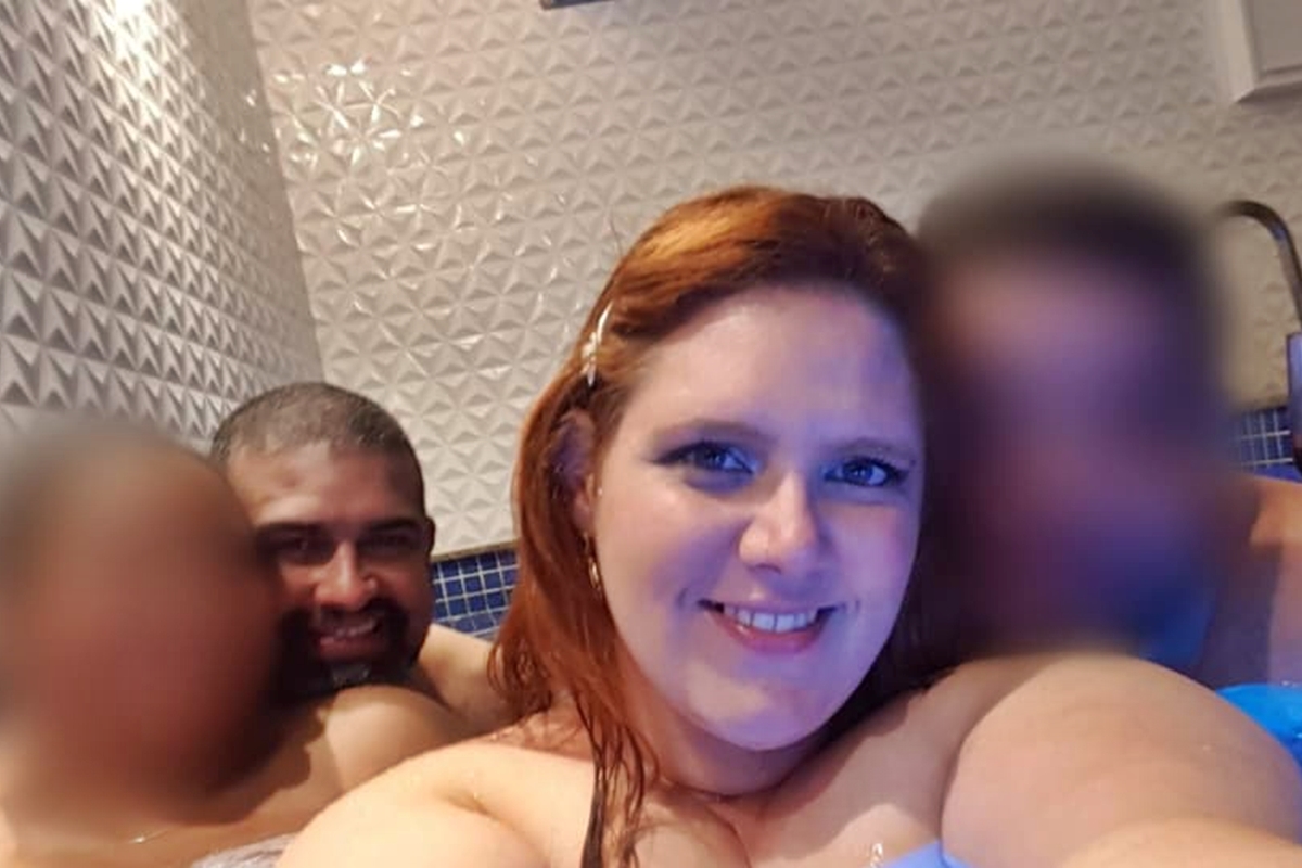Foto colorida de Camila Voluptas com pessoas