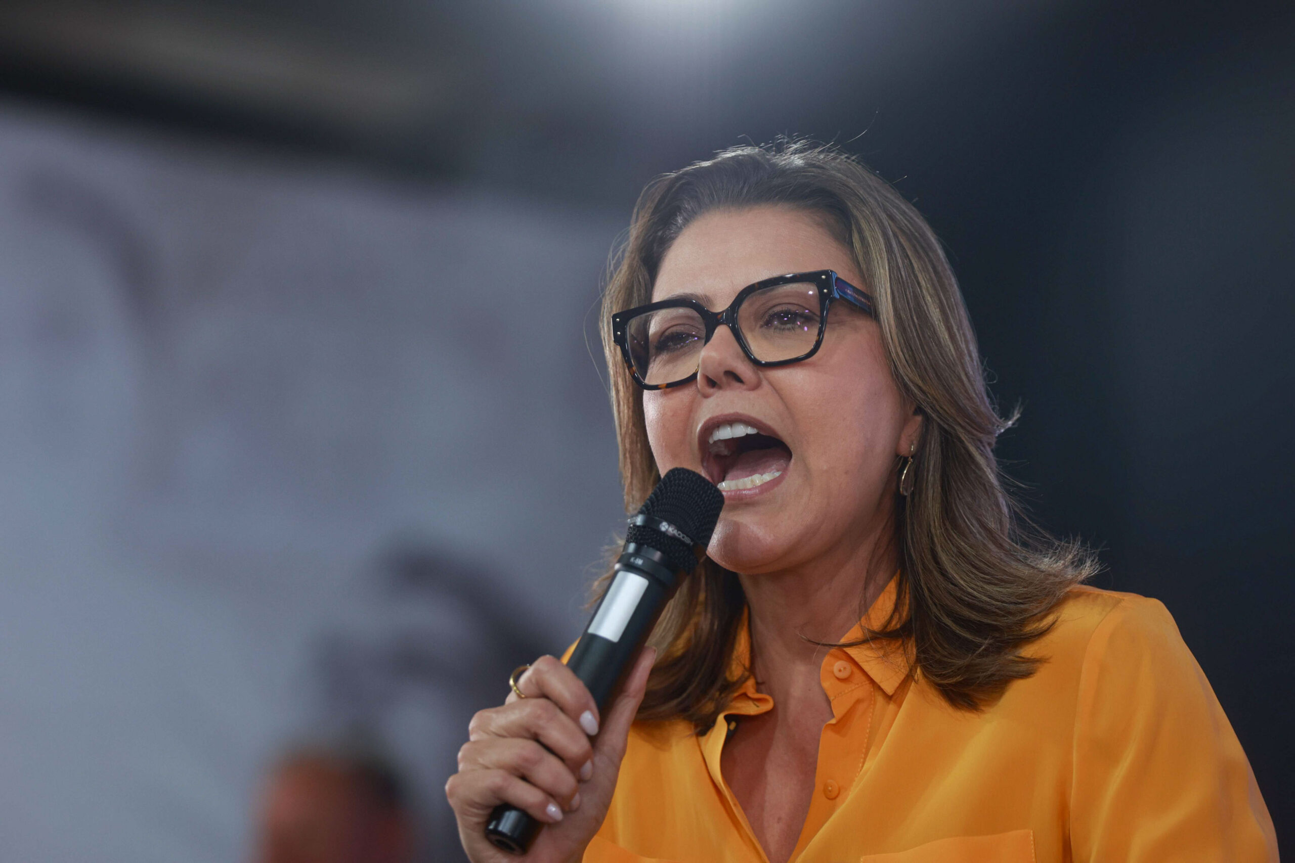 Candidata ao Senado Leila do Vôlei vota em Brasília e cita "campanha limpa"