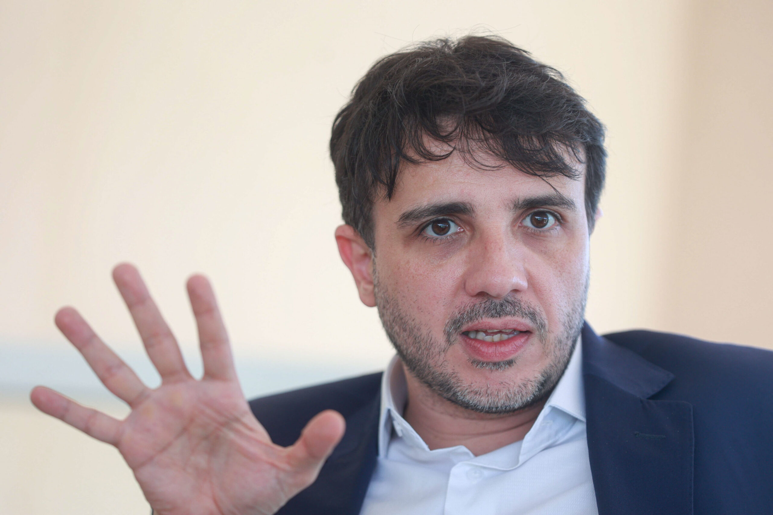 Renan Santos sobre perder cargo por desobedecer STF: "Risco a correr" - QTU Questões do Universo