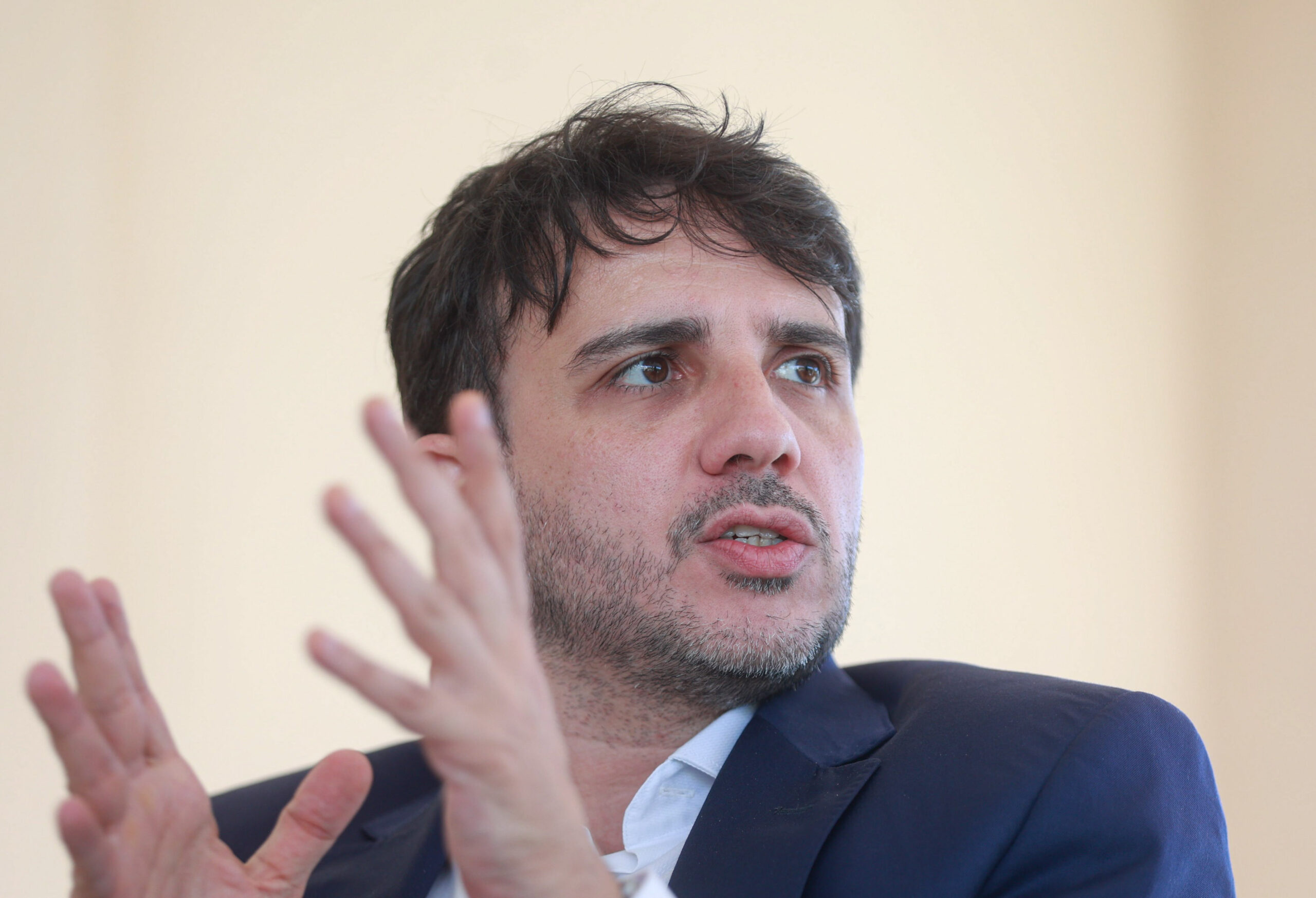 Renan promete R$ 1,5 trilhão para “desfavelização” em até 15 anos - QTU Questões do Universo