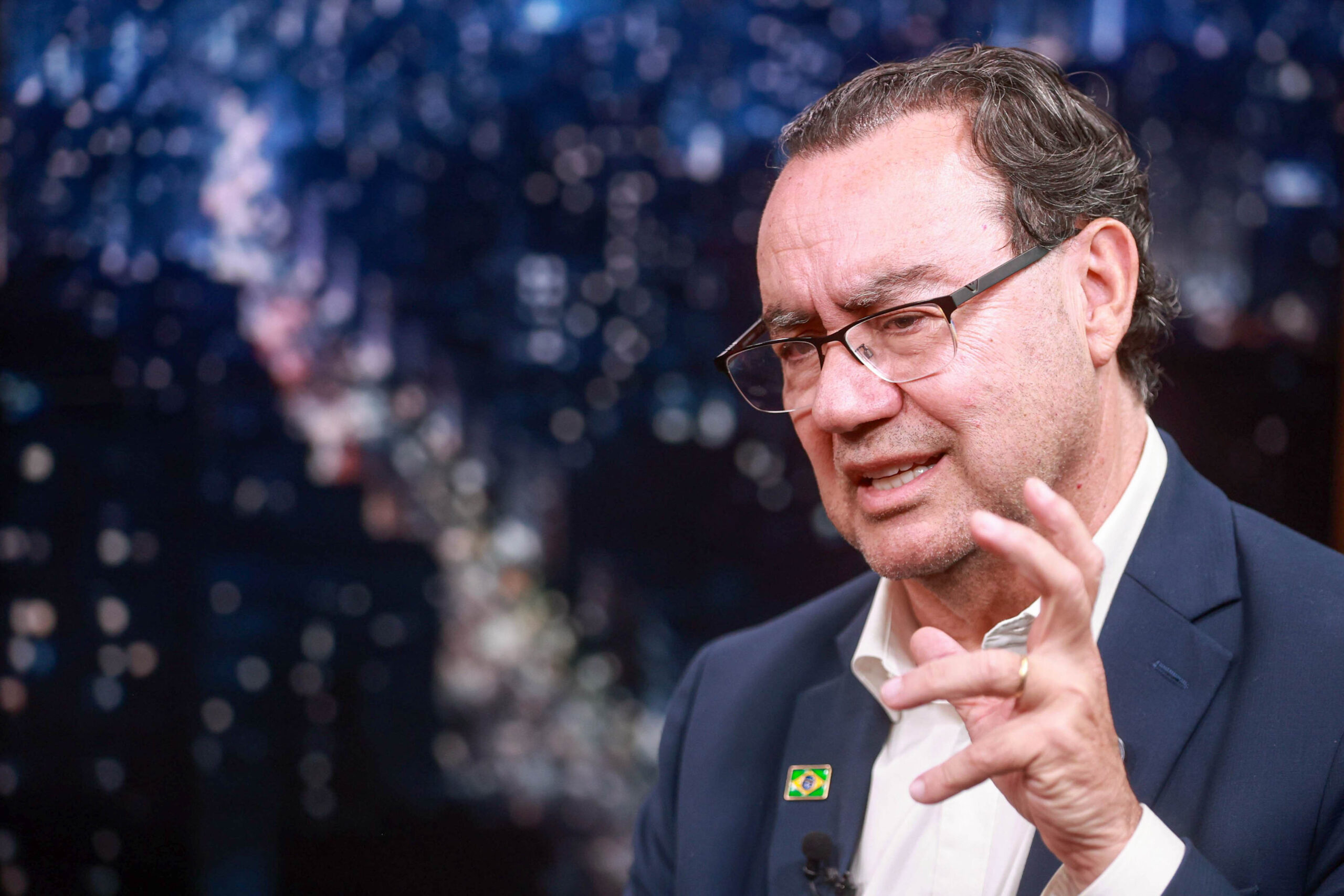 Campanhas estudam acionar TSE para apurar “boom” de Augusto Cury nas redes