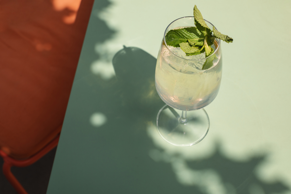 Cansou do Aperol Hugo Spritz pode ser a nova opção do verão