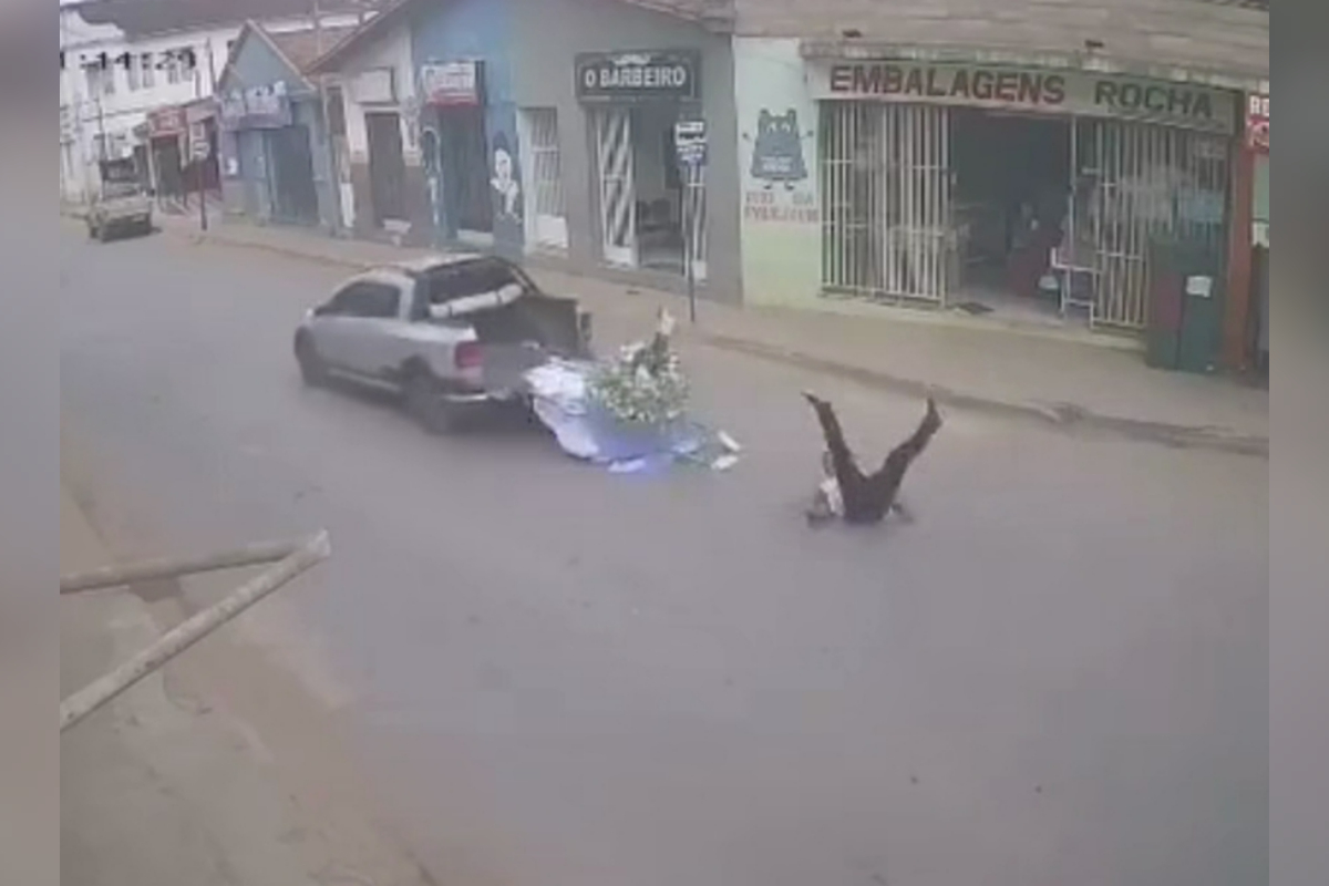 Homem e imagem de Santa Maria Eterna escapam ilesos de queda de caminhonete em MG