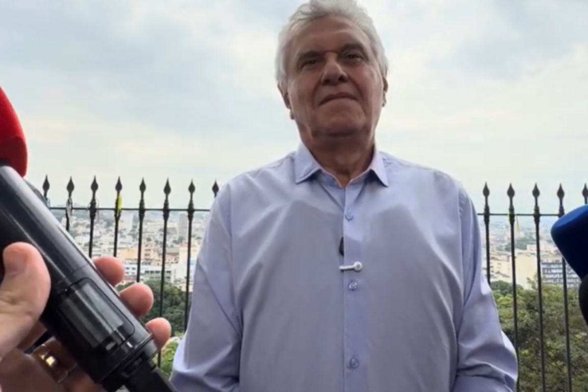 No RJ, Caiado usa colete à prova de bala e crítica câmeras corporais em PMs