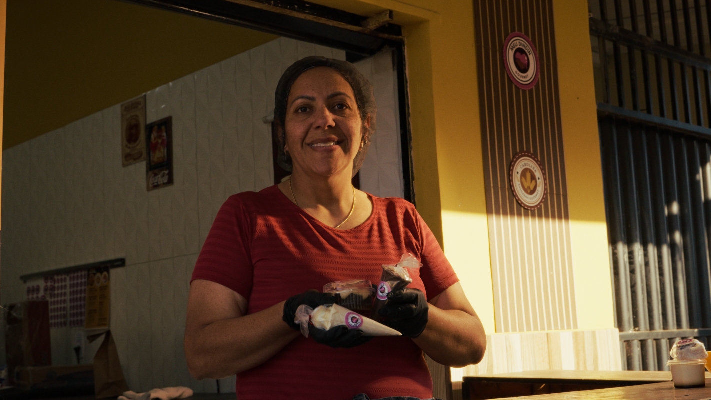 Foto colorida de uma mulher segurando dindins - Metrópoles 