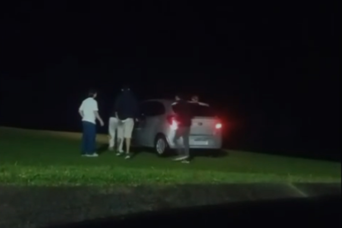 Carro despenca de morro de 15 metros no RS; motorista sobreviveu