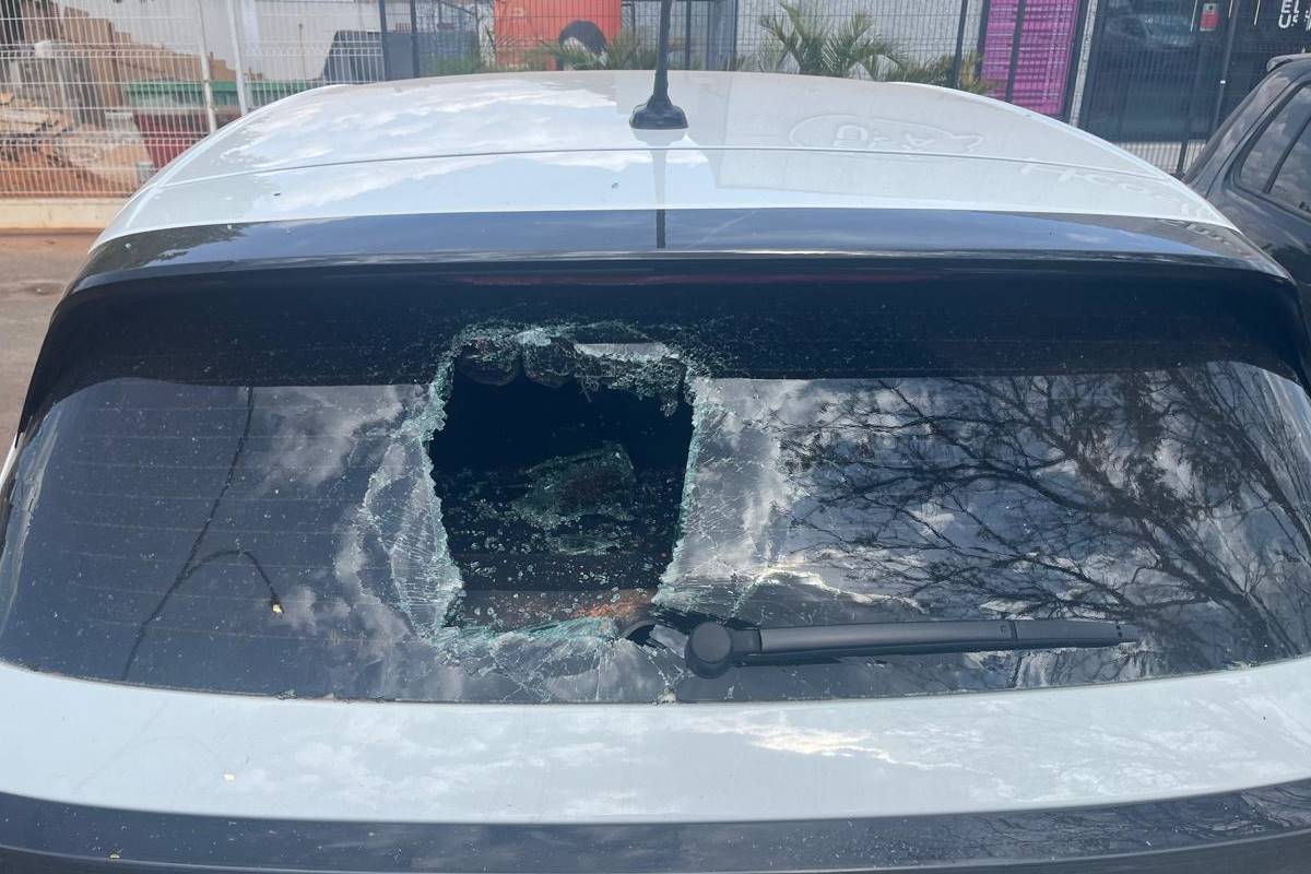 Moradora de rua joga pedras e quebra carros estacionados no Lago Sul