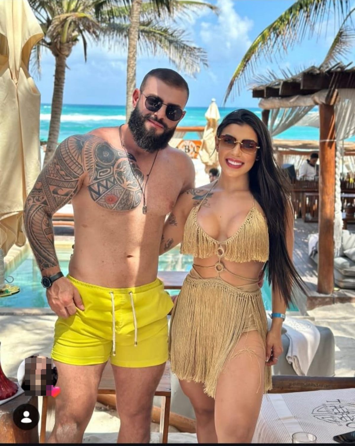casal na praia sorrindo