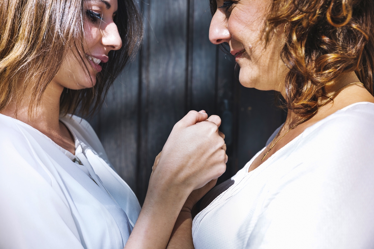 Foto colorida de casal de mulheres
