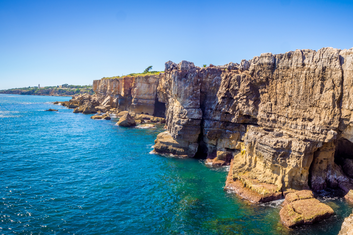 Praia em Cascais cercada de falésias