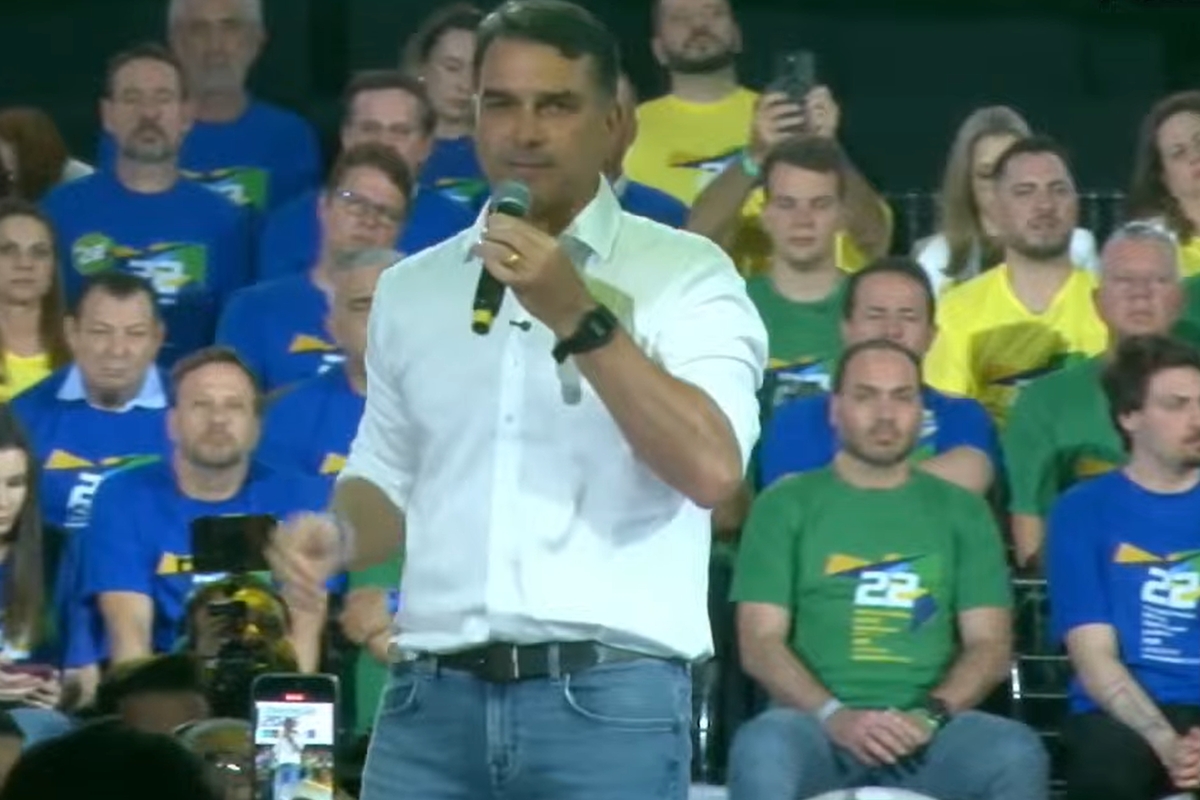 Flávio Bolsonaro Lança Críticas ao Governo Lula em Convenção do PL-SC