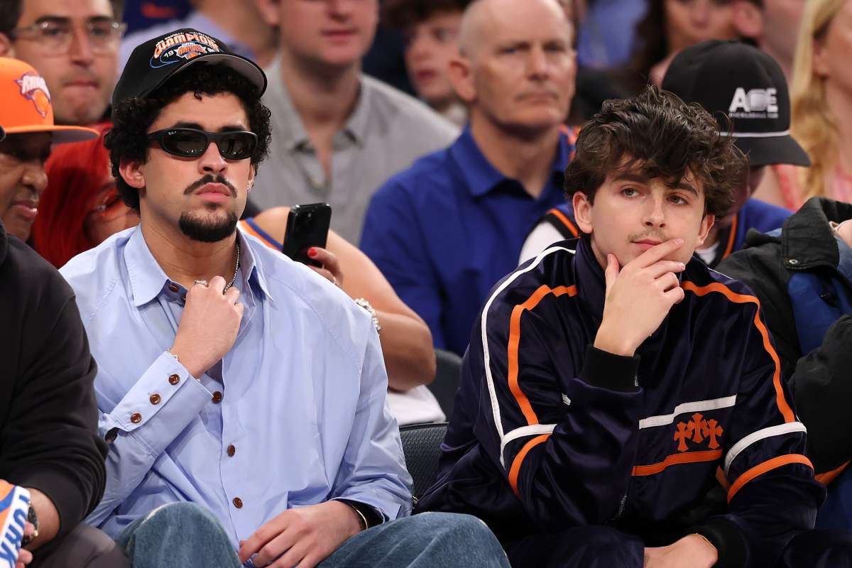 foto com cor. Bad Bunny e Timothée Chalamet nos playoffs - metrópoles