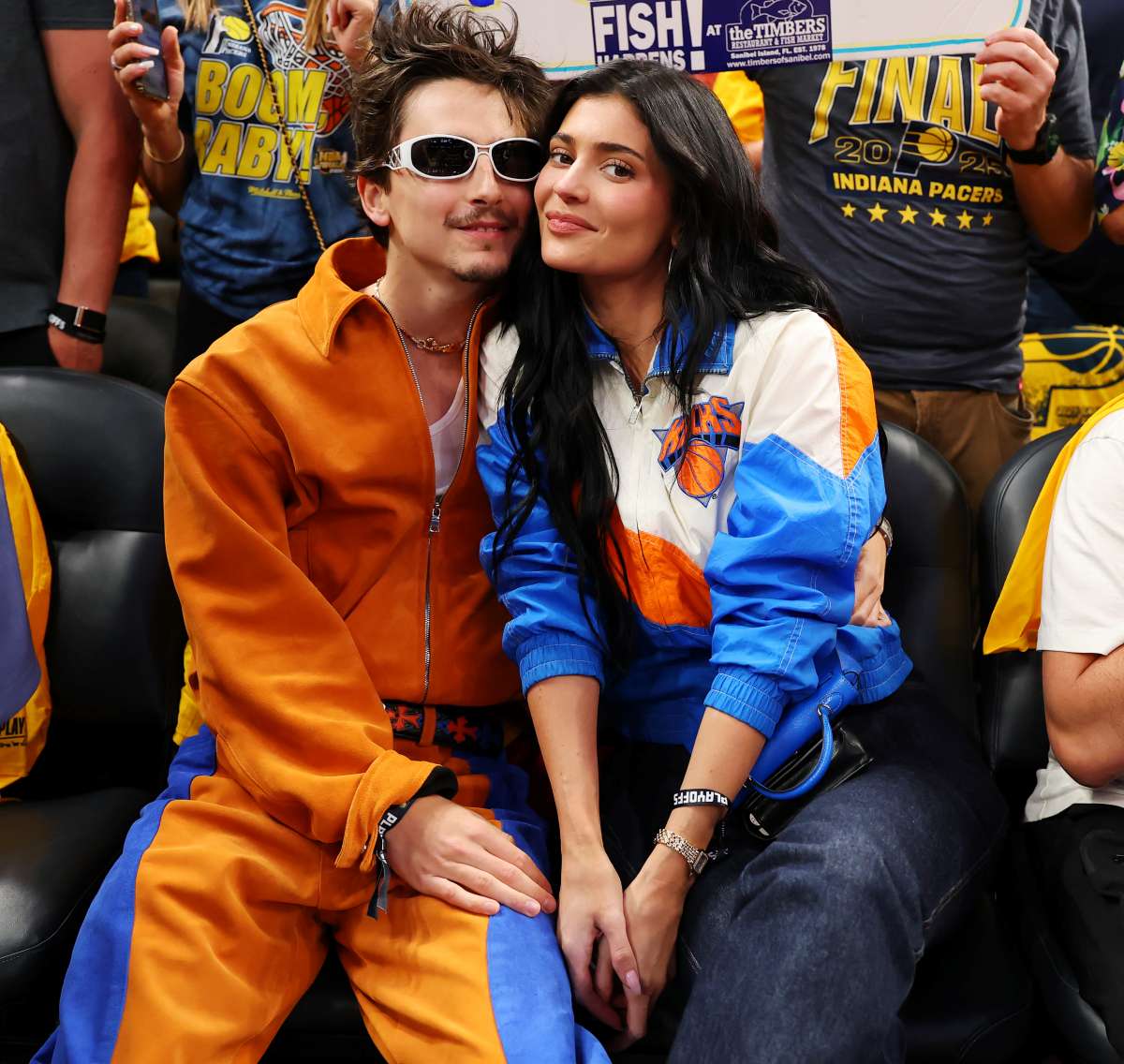 foto com cor. Timothée Chalamet e Kylie Jenner no jogo do new york knicks - metrópoles
