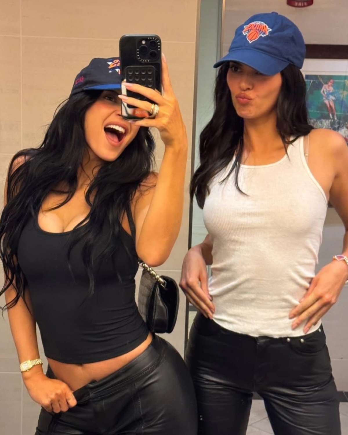 foto com cor. kylie e kendall jenner com bonés dos knicks - metrópoles