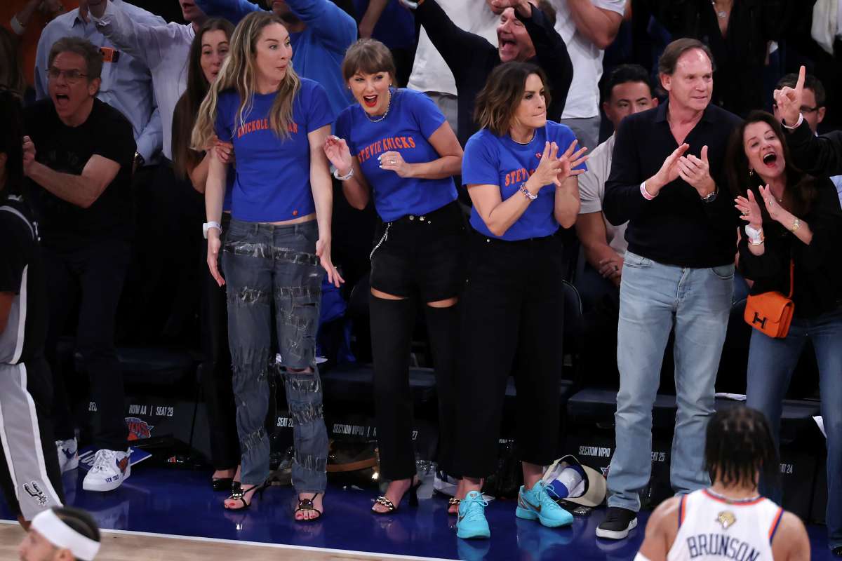 foto com cor. taylor swift e irmãs haim assistem jogo dos knicks - metrópoles