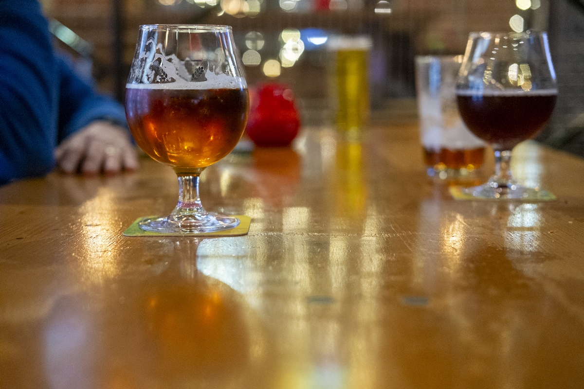 A cerveja IPA se destaca pelo forte amargor e aroma intenso de lúpulo