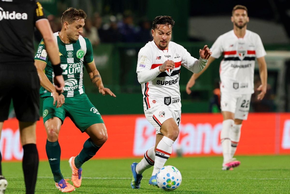 Chapecoense bate o São Paulo e vence a segunda no Brasileirão