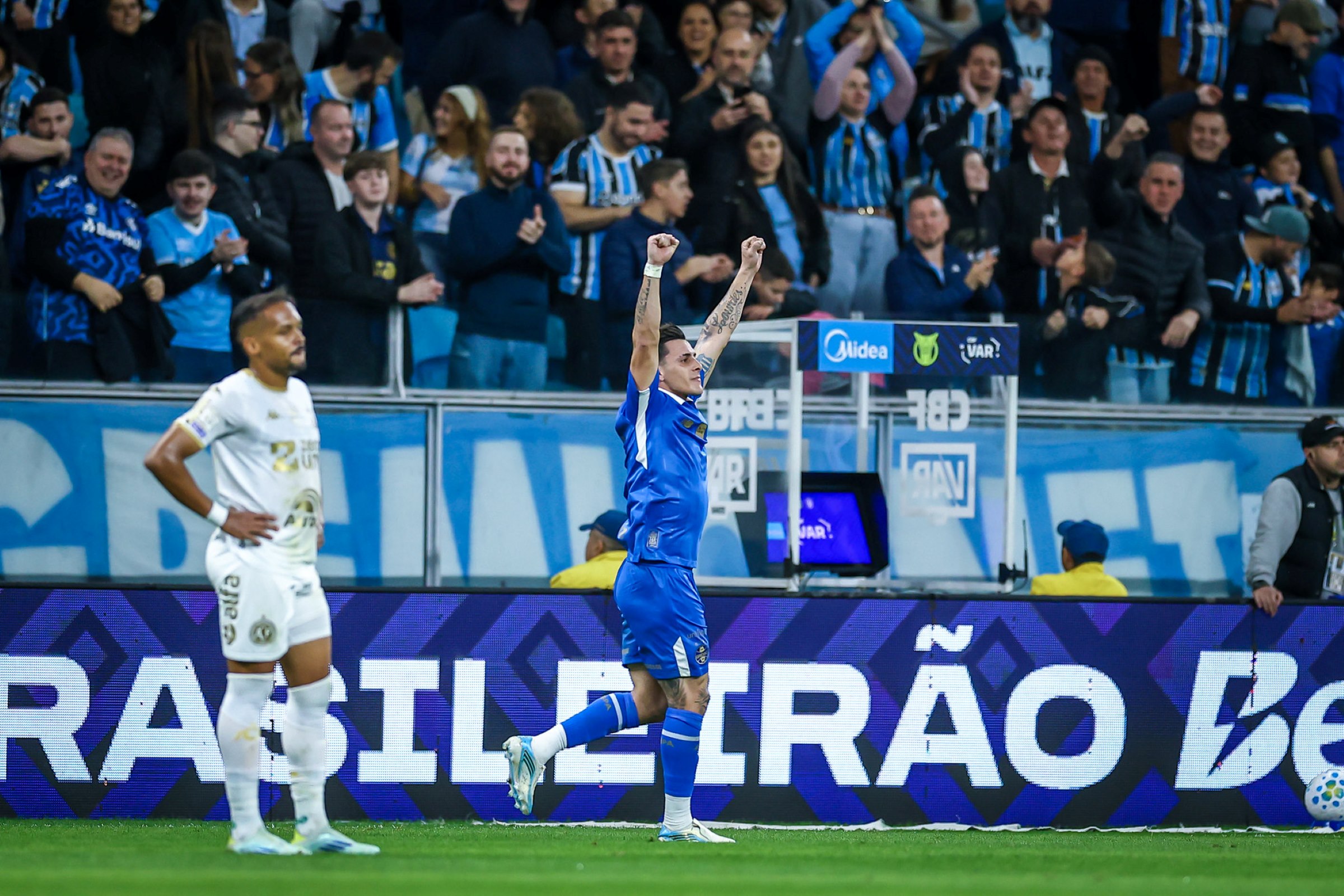 Grêmio vence de virada e afunda Chapecoense na lanterna do Brasileirão