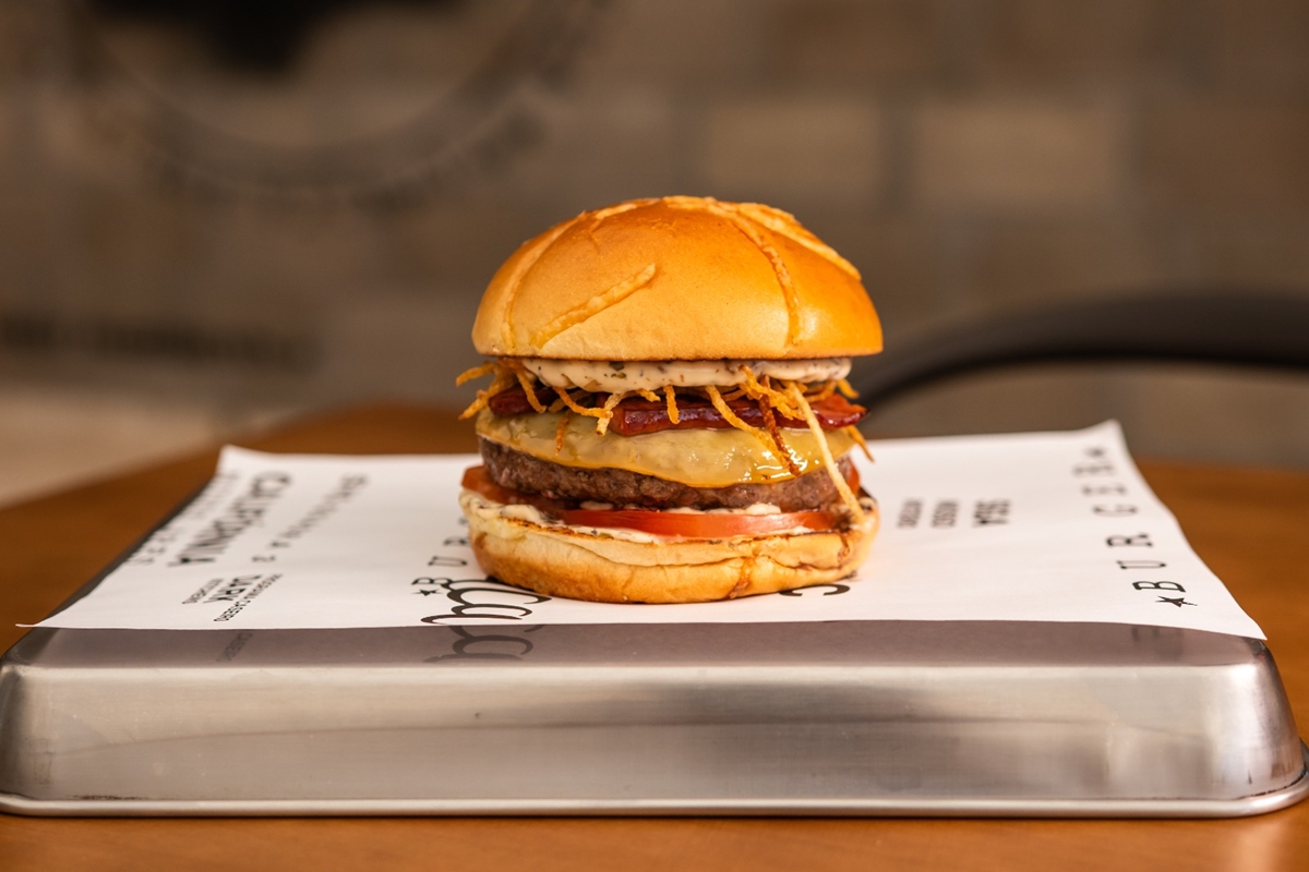 Na imagem colorida, o hambúrguer Chimichurri, da hamburgueria brasiliense Páprica Burger
