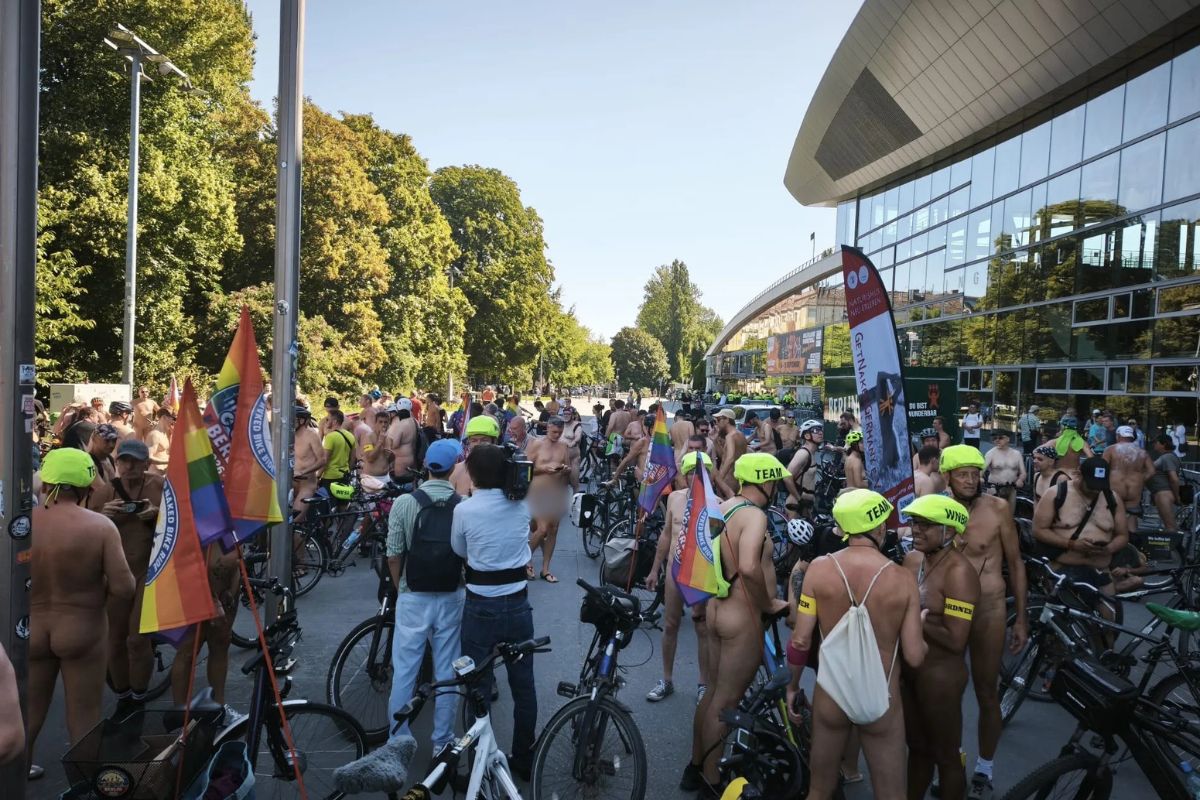 Ciclistas nus promovem manifestação naturista em Berlim