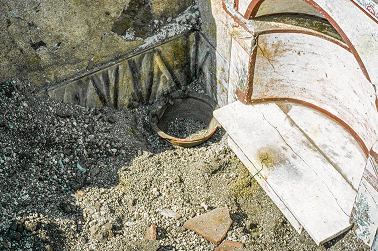 Foto colorida de escavação de que revelou incensário antigo da pompeia - Metrópoles.