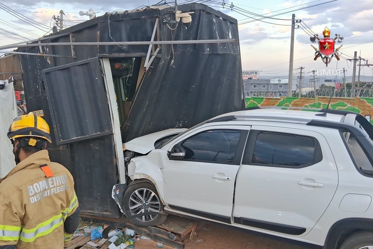 Três pessoas ficam feridas após carro colidir contra quiosque no DF