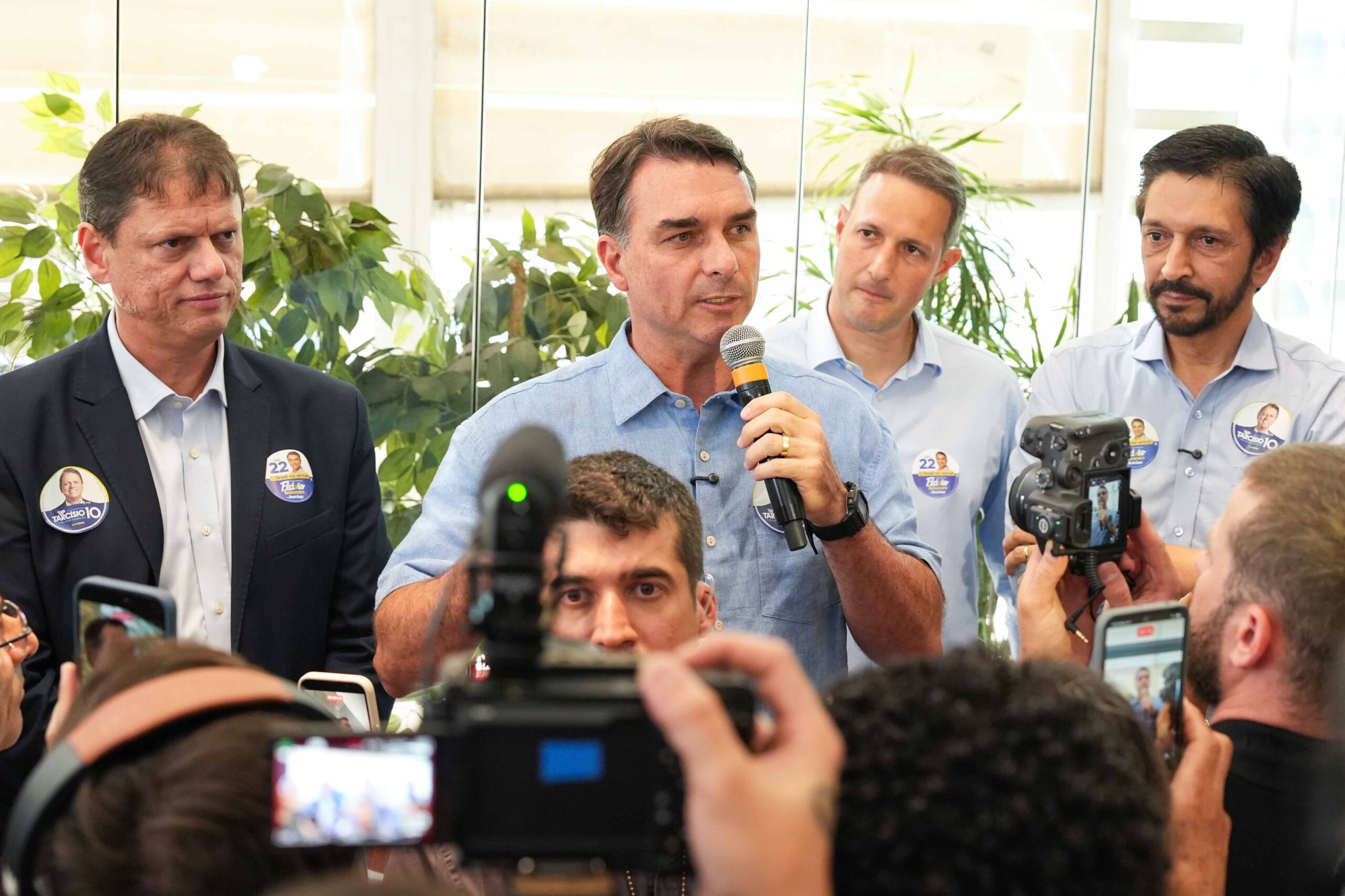 Flávio Bolsonaro Intensifica Campanha entre Rio e São Paulo