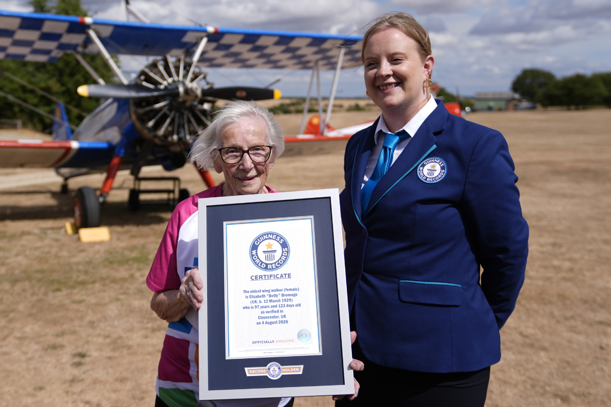 Betty Bromage com seu certificado do Guinness World Records em 4 de agosto de 2026