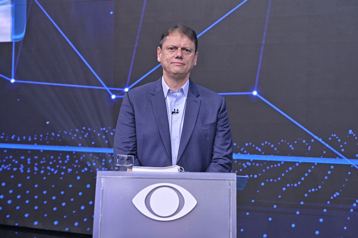 Tarcísio defende privatização de escolas em debate eleitoral