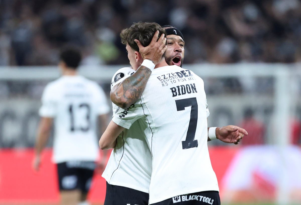 Memphis Depay anota assistência em retorno aos campos pelo Corinthians
