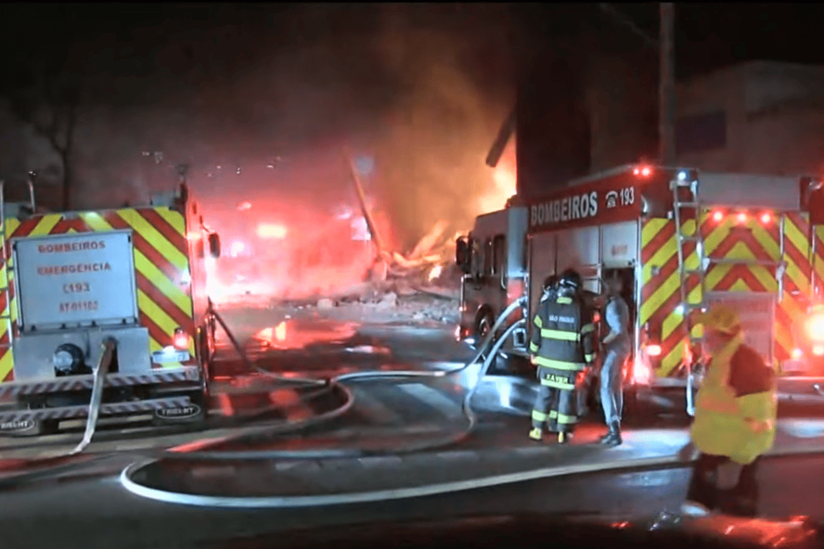 Incêndio de grandes dimensões consome galpão no centro de São Paulo