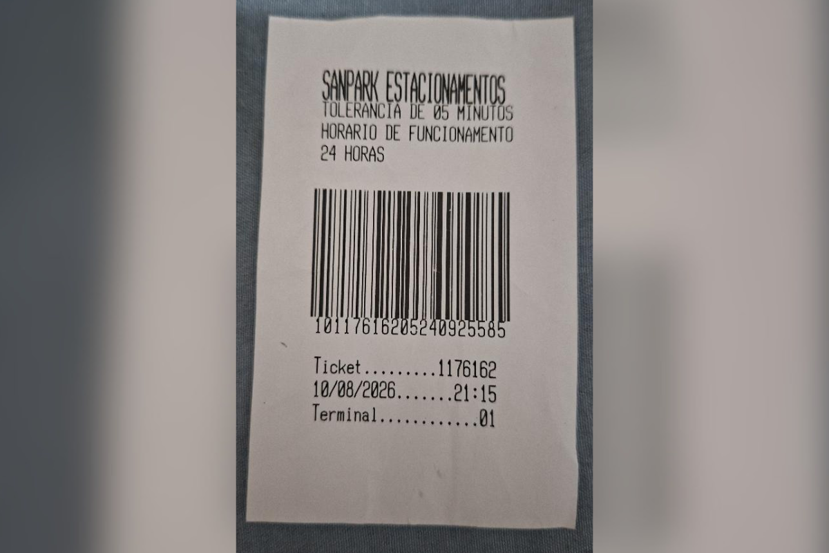 Fã encontra Neymar fantasiado de Homem-Aranha na saída de shopping