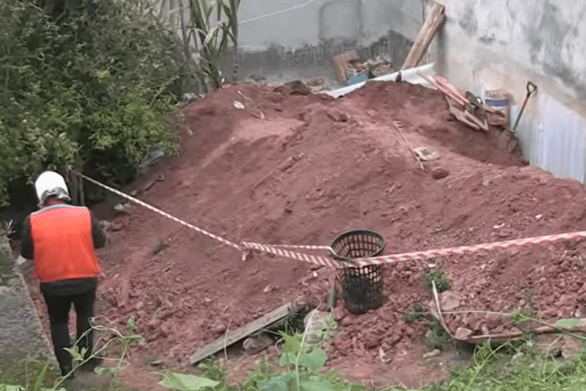 Homem fica soterrado após desmoronamento de terra enquanto cavava buraco