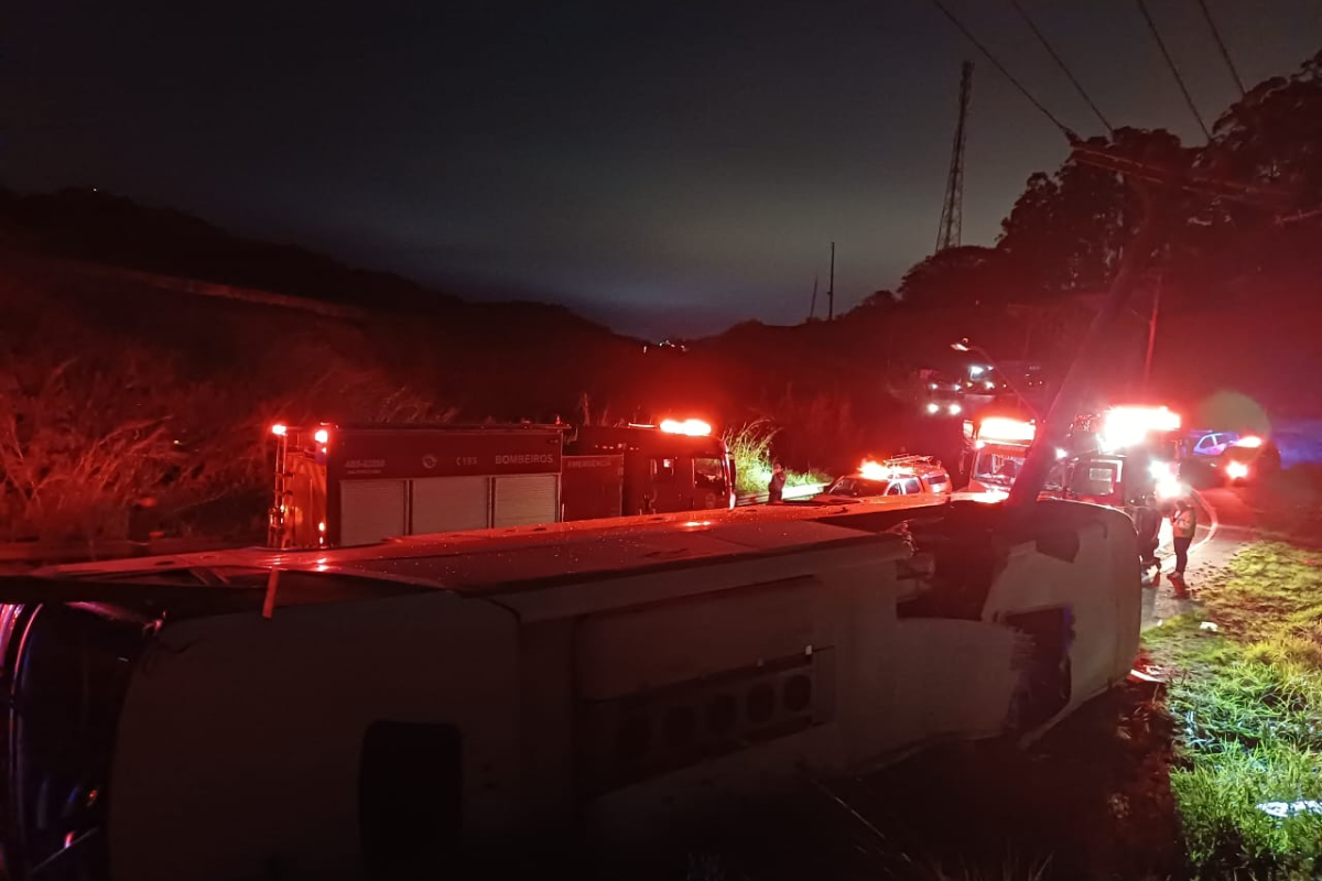 Ônibus bate em poste e deixa 10 feridos na zona norte de SP - QTU Questões do Universo